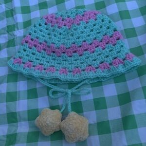 Crochet bucket hat with star ties